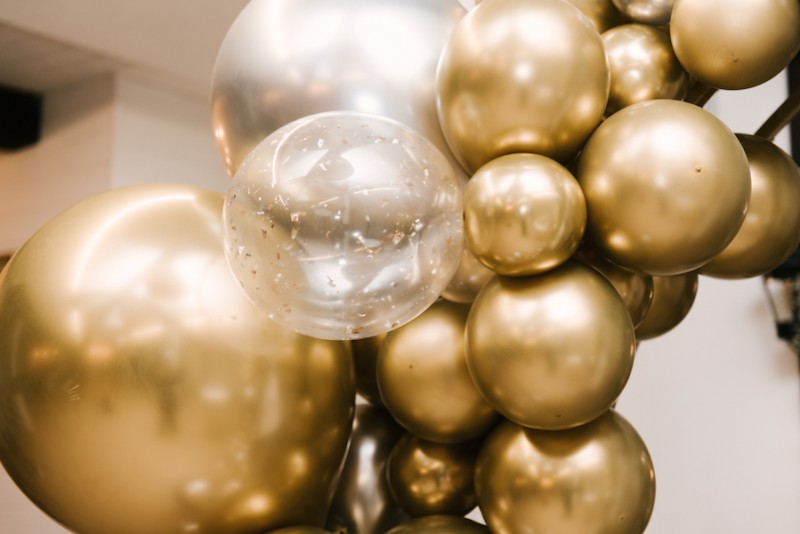 media/image/round-photo-zone-is-decorated-with-gold-silver-birthday-balls-work-aerodesigner-closeup.jpg